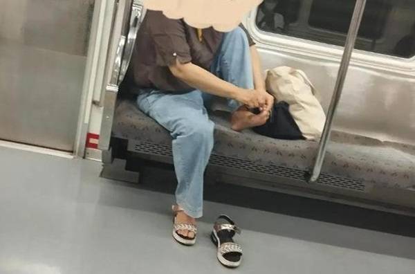 지하철에서 한 승객이 발톱을 깎고 떨어진 조각을 치우지 않은 채, 그 손으로 과자를 먹는 모습이 공개돼 공공장소 예절 논란이 일고 있다./사진=뉴시스