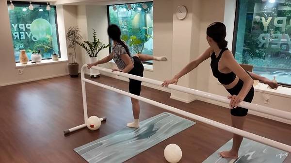 =바레를 하고 있는 이엘./사진=유튜브 채널 ‘이엘저엘