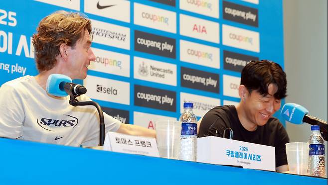 <yonhap photo-2459=""> 손흥민 등 두두리는 토마스 프랑크 감독 (서울=연합뉴스) 신현우 기자 = 잉글랜드 프로축구 토트넘 토마스 프랑크 감독이 2일 서울 영등포구 IFC 더포럼에서 열린 2025 쿠팡플레이 시리즈 기자회견에 참석해 취재진 질문에 답하며 손흥민 등을 두드리고 있다. 이날 손흥민은 기자회견에 앞서 별도의 발언을 통해 "올여름 팀을 떠나기로 결정했다"고 발표했다. 2025.8.2 nowwego@yna.co.kr/2025-08-02 11:07:01/ <저작권자 ⓒ 1980-2025 ㈜연합뉴스. 무단 전재 재배포 금지, AI 학습 및 활용 금지></yonhap>