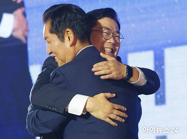 정청래 더불어민주당 신임 대표가 2일 오후 경기 고양시 킨텍스에서 열린 제2차 임시전국당원대회에서 박찬대 후보와 포옹하고 있다. [사진=곽영래 기자]
