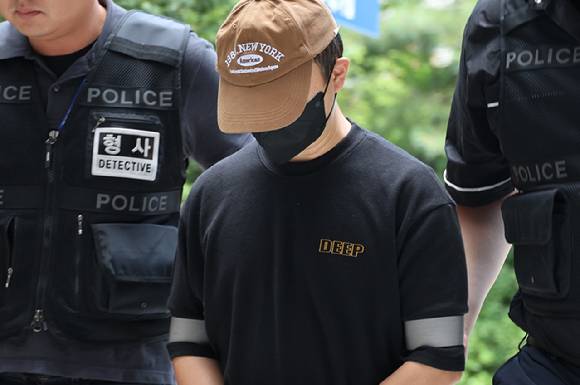 남편의 신체 중요 부위를 절단한 50대 여성의 범행에 가담한 30대 사위가 2일 구속 전 피의자 심문(영장실질심사)이 열리는 인천지법에 들어서고 있다. 2025.8.2 [사진=연합뉴스]