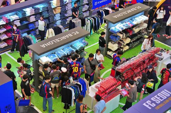 롯데백화점 롯데월드몰 1층 'FC 서울 X FC 바르셀로나' 팝업스토어 전경. [사진=롯데백화점]