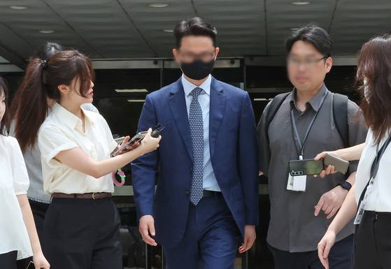 윤영호 전 통일교 세계본부장이 지난달 30일 서울중앙지법에서 열린 구속 전 피의자 심문을 마친 뒤 법원을 나서고 있다. 이날 법원은 도주의 우려 등으로 구속영장을 발부했다. 뉴스1