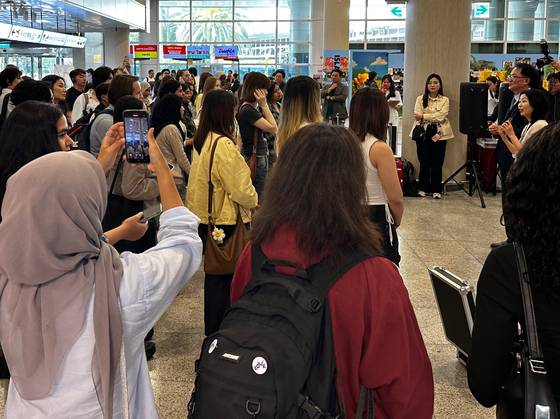 지난 6월 제주에서 진행된 ‘글로벌유스인제주’ 넷제로 제주 투어 프로그램에 참가한 유학생들. 최충일 기자