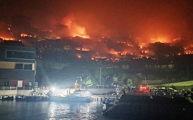 3월 22일 의성에서 발생한 산불이 사흘 후인 25일 저녁 석리 마을까지 번져 가옥이 불타고 있다. 배를 타고 바다로 대피한 주민들은 이 모습을 망연자실하게 지켜볼 수 밖에 없었다. 사진 김영기 씨