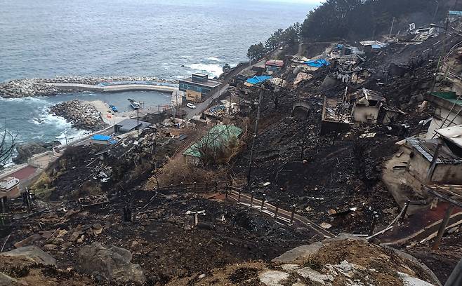 3월 26일 촬영한 불이 꺼진 후 영덕 석리 마을의 모습. 가옥 대부분이 형체를 알아볼 수 없을 정도로 불에 탔다. 사진 김영기 씨