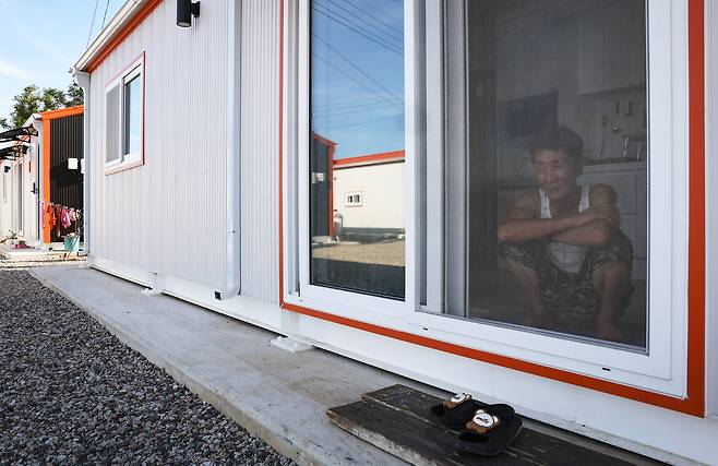 이진걸 씨가 지난달 초 입주한 자신의 컨테이너 숙소에서 바깥 풍경을 바라보고 있다. 이 씨는 ″이번 산불로 가장 마음 아픈건 가족사진을 한 장도 챙기지 못한 것″이라고 말했다. 전민규 기자