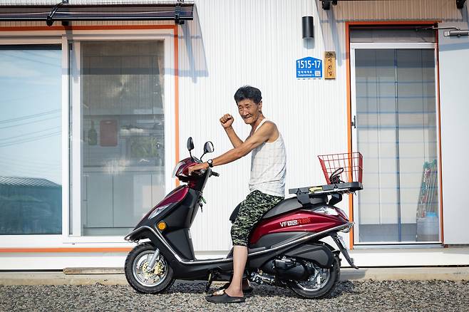 이진걸 씨가 자신의 컨테이너 숙소 앞에서 새로 구입한 오토바이를 타고 있다. 이 씨는 ″새 오토바이를 타고 이곳 저곳 다시 다녀볼 것″이라며 좋아했다. 전민규 기자