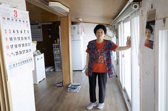 전정영 할머니가 화마가 피해 간 자신의 집을 찾았다. 다행이 화마를 피했지만 연기 그을음 등이 집 곳곳에 배어들어 사실상 가전, 집기 등은 쓸 수 없는 상태가 됐다. 전민규 기자