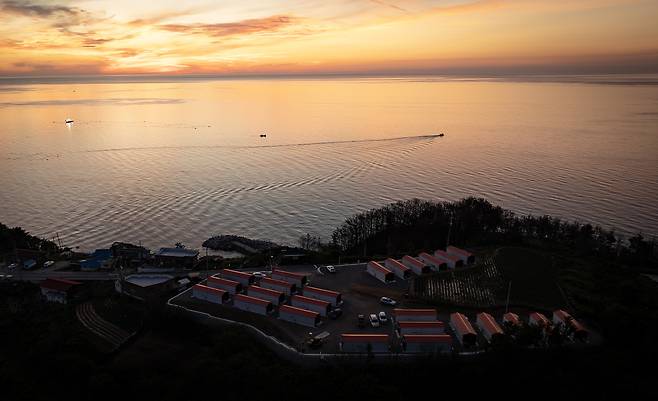 컨테이너 임시 숙소가 설치된 영덕 석리 마을에 여명이 밝아오고 있다. 전민규 기자