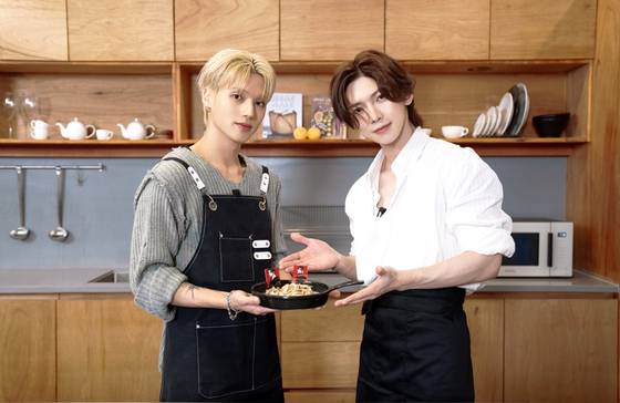 캡틴 홍중을 위해 콩을 활용한 건강한 요리를 직접 선보인 에이티즈 우영(왼쪽)과 여상. 사진 HOGER