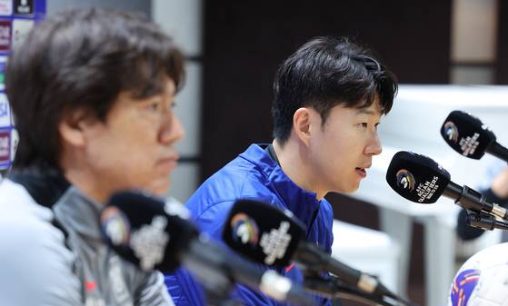 토트넘을 떠나는 축구대표팀 주장 손흥민(오른쪽)에게 조언한 홍명보 감독. 뉴스1