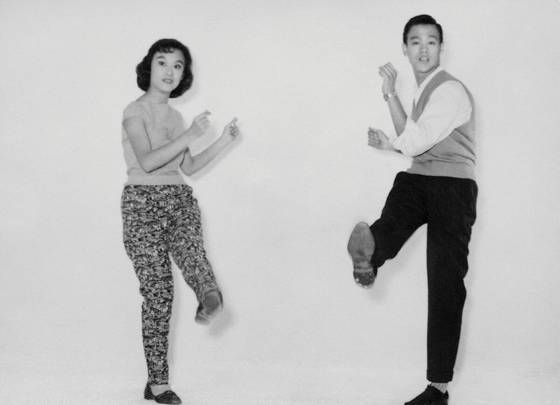 열정적인 차차차 댄서였던 브루스 리(오른쪽)는 1958년 홍콩 차차차 챔피언십에서 우승한 바 있다. [중앙포토]