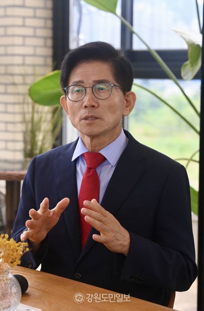 ▲ 김문수 국민의힘 당대표 후보가 2일 강원도를 방문해 춘천 관내 한 카페에서 강원도민일보를 비롯한 지역 언론들과 만나 인터뷰를 진행하고 있다. 당대표 출마 배경과 강원 발전 전략 등을 설명했다. 방도겸 기자