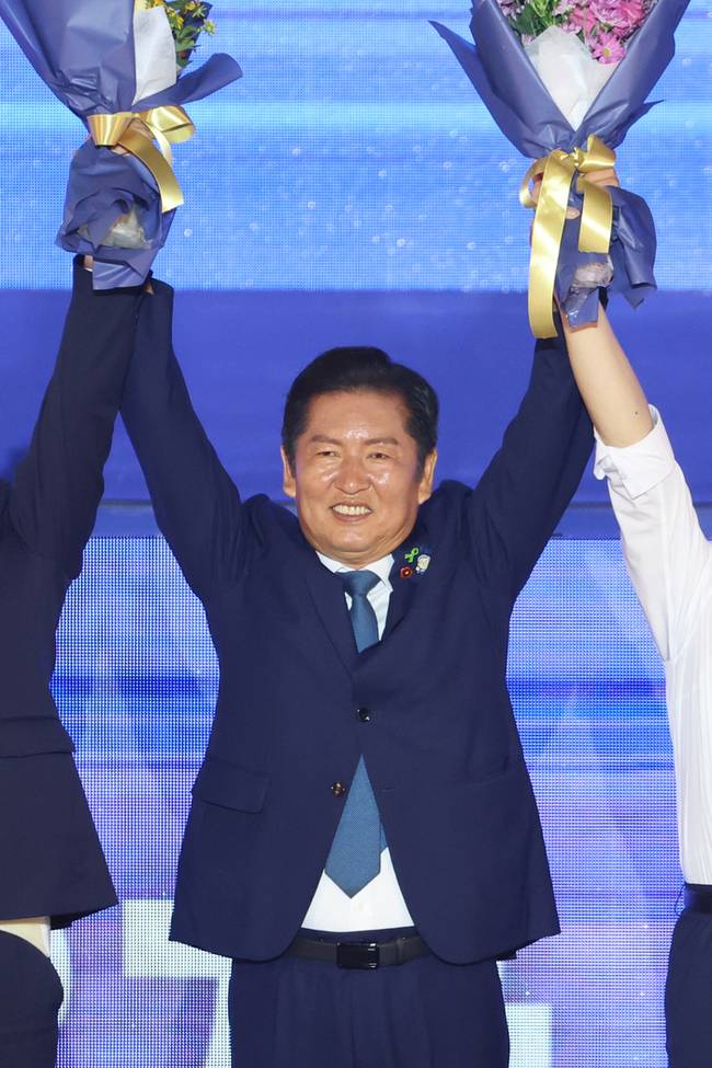 ▲ 더불어민주당 정청래 신임 당대표가 2일 고양 킨텍스에서 열린 전국당원대회에서 당대표로 선출된 뒤 인사하고 있다. 2025.8.2 연합뉴스