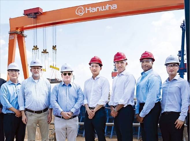 존 펠런 미국 해군성 장관(왼쪽 세 번째)과 러셀 보트 백악관 예산관리국장(두 번째) 등 미국 정부 관계자들이 김동관 한화그룹 부회장(네 번째)의 안내로 지난달 30일 펜실베이니아주 필라델피아의 한화 필리조선소를 둘러봤다.  /한화그룹 제공