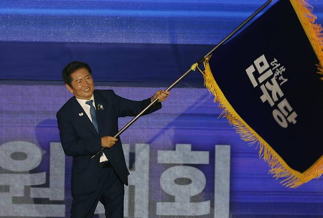 정청래 더불어민주당 신임 당대표가 2일 경기 고양시 킨텍스에서 열린 제2차 임시전국당원대회에서 당기를 흔들고 있다. 사진=뉴스1