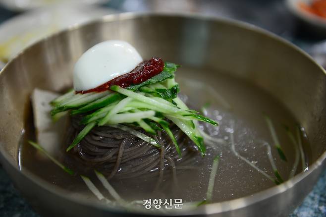 고명은 단출해도 좋다. 구수한 메밀면에 살얼음 언 동치미 국물을 부어 먹는 막국수는 한여름 더위를 달아나게 하는 별미다. 경향신문 자료사진