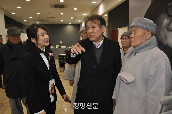 2017년 예술의전당에서 열린 르코르뷔지에 전시회에 참석한 건진법사 전성배(가운데)씨와 일광사 혜우 스님을 김건희 당시 코바나컨텐츠 대표가 안내하고 있다. 김의겸 전 의원실 제공