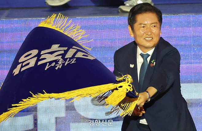 정청래 신임 더불어민주당 대표가 2일 경기 고양시 킨텍스에서 열린 임시전국당원대회에서 대표에 선출된 후 당기를 흔들고 있다. 2025.8.2 박민규 선임기자