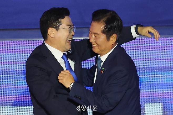 정청래 더불어민주당 신임 대표(오른쪽)가 2일 고양시 킨텍스에서 열린 임시전국당원대회에서 당선된  후 경쟁했던 박찬대 후보와 포옹하고 있다. 2025.8.2 박민규 선임기자