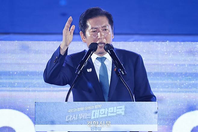 정청래 더불어민주당 신임 당대표가 2일 경기 고양시 킨텍스에서 열린 제2차 임시전국당원대회에서 대표 수락 연설을 하고 있다. 박민규 선임기자