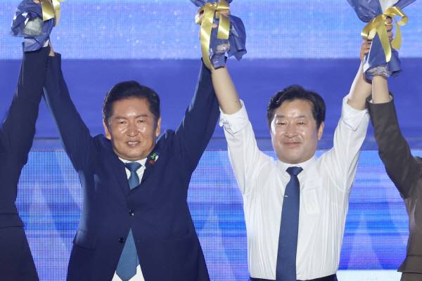 더불어민주당 정청래 당대표 당선자와 황명선 최고위원 당선자가 2일 고양 킨텍스에서 열린 전국당원대회에서 투표 결과 발표 후 당원들을 향해 인사하고 있다. 연합뉴스