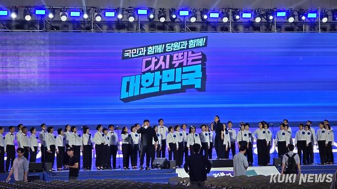 2일 더불어민주당 전당대회가 열리는 경기 고양 킨텍스에서 관계자들이 오프닝 공연을 준비하고 있다. 김건주 기자