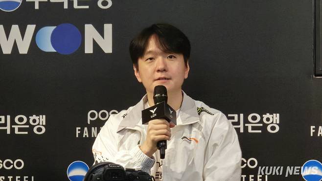 최인규 한화생명e스포츠 감독이 2일 오후 3시 서울 종로구 롤파크 LCK 아레나에서 열린 ‘2025 LCK’ 정규시즌 레전드 그룹 3라운드 T1과 경기가 끝난 뒤 기자회견에 임하고 있다. 김영건 기자