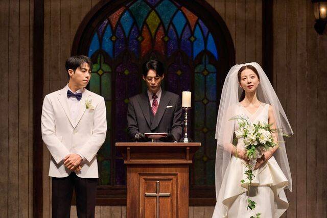 연극 ‘미러’의 공연 장면. 제작사는 관객에게 따로 ‘스포 금지’ 요청을 하지 않고 있지만 관객들이 자발적으로 침묵을 택해 더욱 화제를 모으고 있다. 엠비제트컴퍼니 제공