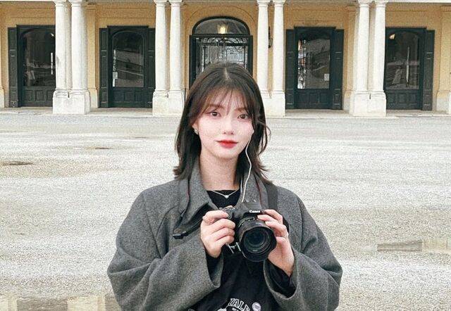 지난해 2월 오스트리아 쇤브룬궁 거리에서 사진 촬영 중인 이가영 작가. 이 작가 제공
