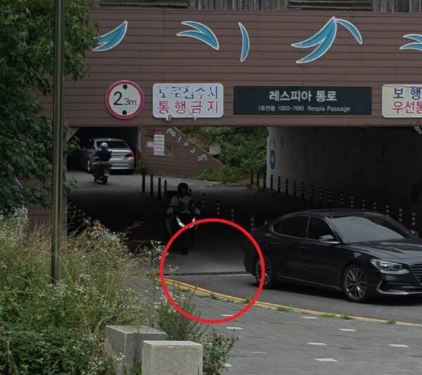 1일 오전 용인시 수지구 죽전동 수지레스피아 통로 구간을 승용차와 이륜차 등이 지나가고 있다. 송상호기자