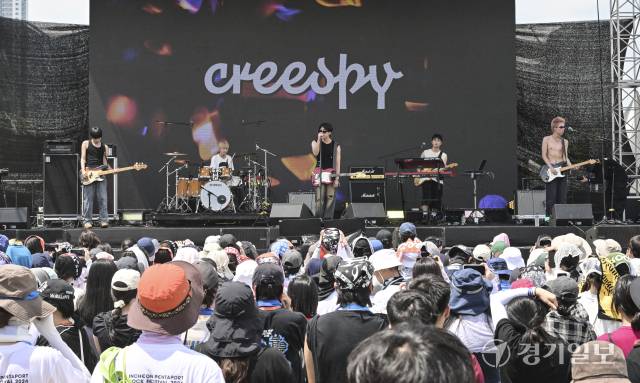 creespy 가 무대 시작 전 관객들을 향해 인사하고 있다. 홍기웅기자