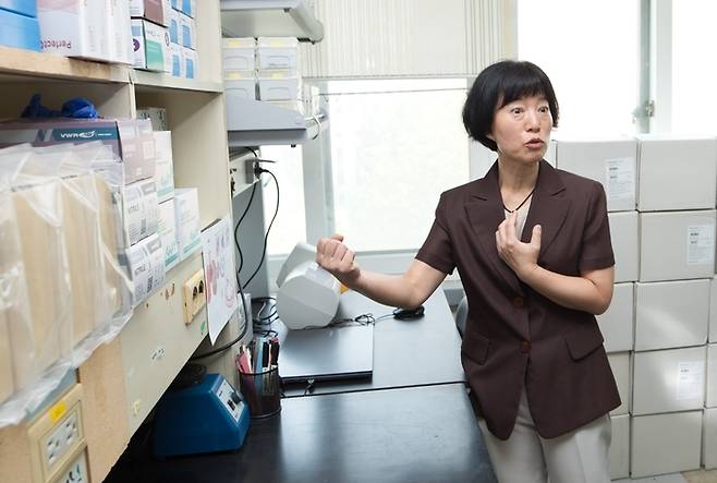 박은정 경희대 의대 교수가 1일 자신의 실험실에서 연구 분야에 대해 설명하고 있다. 과학기술정보통신부