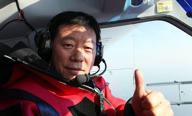 ‘한국 산악계 전설’ 고 허영호 대장이 지난 11일 초경량 비행기로 독도, 마라도, 가거도를 거치는 단독 비행에 도전하고 있다. [사진 제공=연합뉴스]