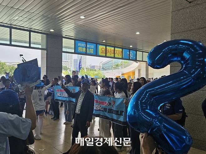 2일 더불어민주당 전당대회가 열린 경기 고양 킨텍스에서 민주당 지지자들의 응원전이 펼쳐지고 있다. [한수진기자]