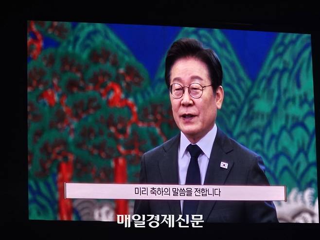 2일 이재명 대통령이 영상을 통해 민주당 전국당원대회 축사를 하고 있다. [한수진 기자]