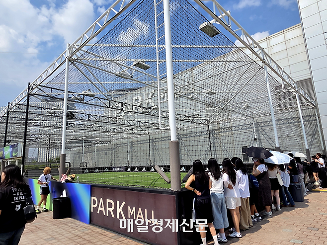 8층 풋살장에서는 소비자들이 직접 F50 축구화를 신고 속도를 체험하거나 다양한 축구기술을 시도해볼 수 있는 챌린지 부스가 구성됐다. 이강인 선수의 5대5 풋살매치를 기다리는 팬들 [김혜진 기자]