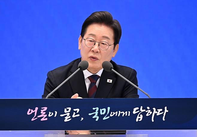 이재명 대통령이 3일 서울 종로구 청와대 영빈관에서 열린 취임 첫 공식 기자회견 ‘대통령의 30일, 언론이 묻고 국민에게 답하다’에 참석해 기자들의 질문에 답하고 있다. 2025.07.03. 대통령실사진기자단 김호영기자