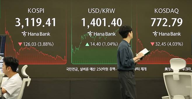 1일 서울 중구 하나은행 본점 딜링룸에서 직원들이 업무를 보고 있다. [사진 출처 = 연합뉴스]
