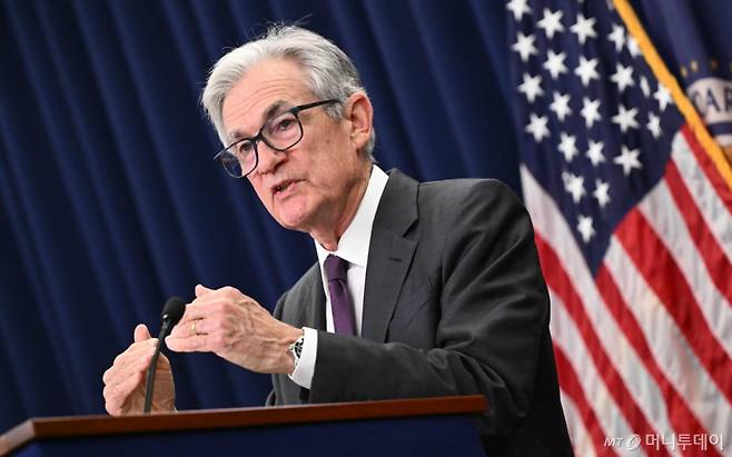 30일(현지시간) 미국 워싱턴DC에서 열린 연방공개시장위원회(FOMC) 회의 후 기자회견에서 제롬 파월 연방준비제도(연준) 의장이 발언하고 있다. 연준은 도널드 트럼프 대통령의 강력한 금리 인하 압박에도 불구하고 5회 연속 기준금리(4.25~4.50%)를 동결했으며, 이 과정에서 정책 입안자들 간의 분열이 나타났다./AFP=뉴스1