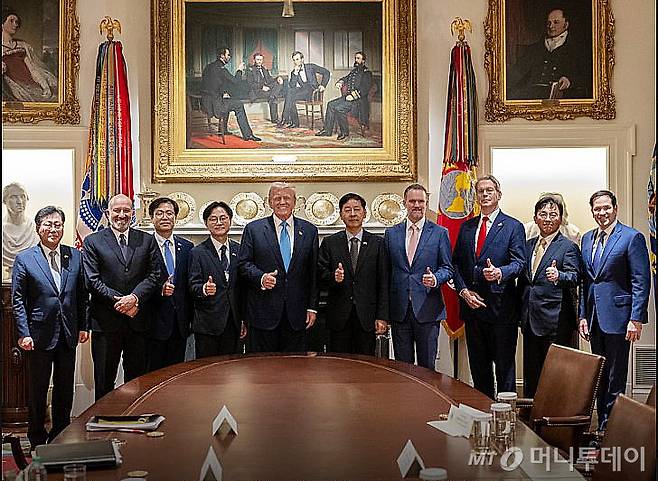 (서울=뉴스1) = 도너드 트럼프 미국 대통령이 지난 30일(현지시간) 워싱턴DC 백악관에서 구윤철 경제부총리 겸 기획재정부 장관 등 한국 정부 협상단과 무역합의를 타결한 후 기념촬영을 하고 있다. (백악관 X. 재판매 및 DB 금지) 2025.8.1/뉴스1  Copyright (C) 뉴스1. All rights reserved. 무단 전재 및 재배포,  AI학습 이용 금지.