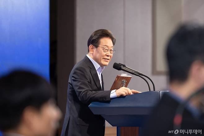 (서울=뉴스1) 이재명 기자 = 이재명 대통령이 31일 서울 종로구 정부서울청사에서 열린 '국민주권시대 공직자의 길' 고위공직자 워크숍에서 '국민주권 정부 국정운영 방향과 고위공직자 자세' 주제로 특강을 하고 있다. (대통령실 제공. 재판매 및 DB금지) 2025.7.31/뉴스1 Copyright (C) 뉴스1. All rights reserved. 무단 전재 및 재배포, AI학습 이용 금지.