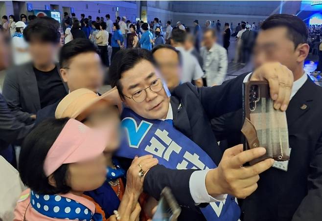 2일 경기 고양시 킨텍스에서 박찬대 민주당 대표 후보가 지지자들과 인사를 나누는 모습. /사진=김지은 기자