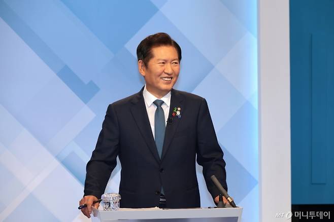 정청래 더불어민주당 당대표 후보가 지난달 16일 서울 양천구 목동 SBS에서 TV토론회 준비를 하고 있다./사진=뉴스1