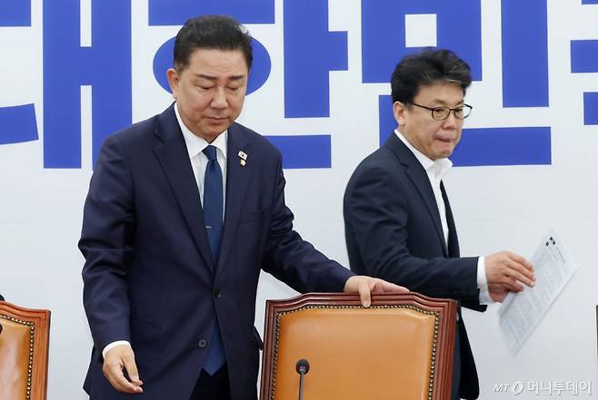 (서울=뉴스1) 이광호 기자 = 김병기 더불어민주당 대표 직무대행 겸 원내대표와 진성준 정책위의장이 29일 오전 서울 여의도 국회에서 열린 원내대책회의에 참석하고 있다.  2025.7.29/뉴스1  Copyright (C) 뉴스1. All rights reserved. 무단 전재 및 재배포,  AI학습 이용 금지. /사진=(서울=뉴스1) 이광호 기자