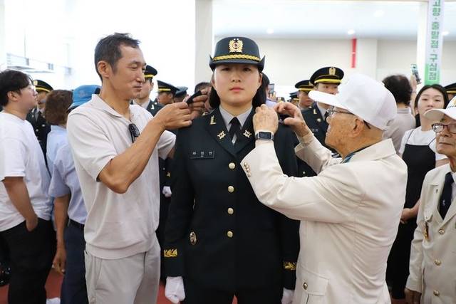 1일 전북 익산 육군부사관학교에서 열린 ‘2025-2기 민간·장기복무·현역·예비역과정 육군 부사관 임관식’에서 6·25전쟁 참전용사가 신임 부사관 하정연 하사에게 계급장을 수여하고 있다. 육군 제공