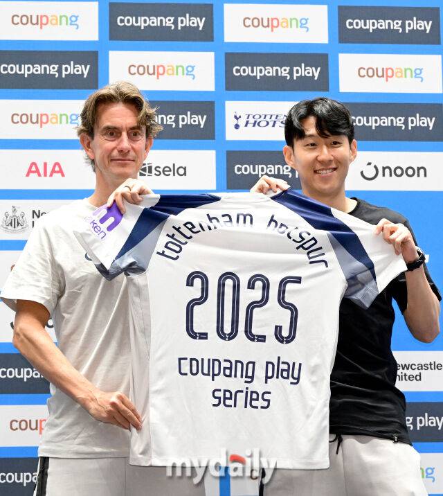 2일 오전 서울 여의도 IFC에서 '2025 쿠팡플레이 시리즈, 토트넘 홋스퍼 FC 기자회견'이 열렸다. 토트넘 손흥민이 이적을 발표한 뒤 토마스 프랭크 감독과 사진촬영을 하고 있다./유진형 기자