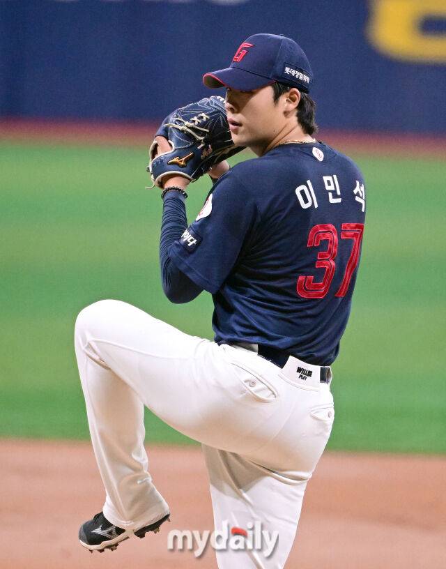 2025년 8월 1일 오후 서울 고척스카이돔에서 열린 '2025 신한 SOL뱅크 KBO 리그' 롯데 자이언츠와 키움 히어로즈의 경기. 롯데 선발투수 이민석이 역투하고 있다./고척 = 유진형 기자