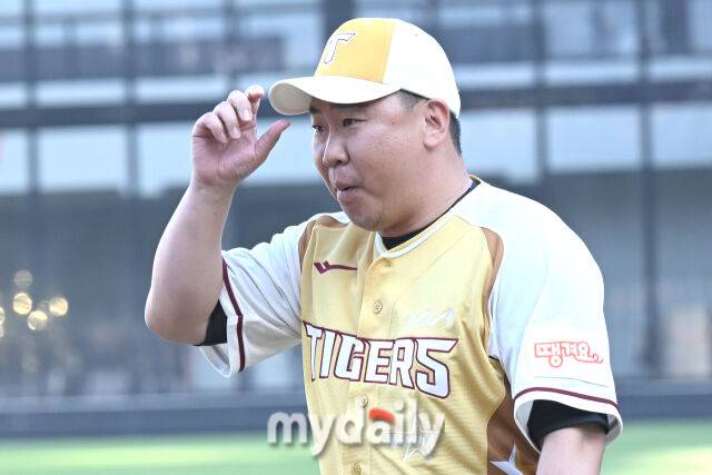 12일 대전 한화생명 볼파크 야구장에서 열린 '2025 신한 SOL뱅크 KBO 올스타' 드림 올스타(삼성·두산·KT·SSG·롯데) - 나눔 올스타(KIA·LG·한화·NC·키움) 경기. 나눔 이범호 감독이 경기장에 들어서고 있다./마이데일리